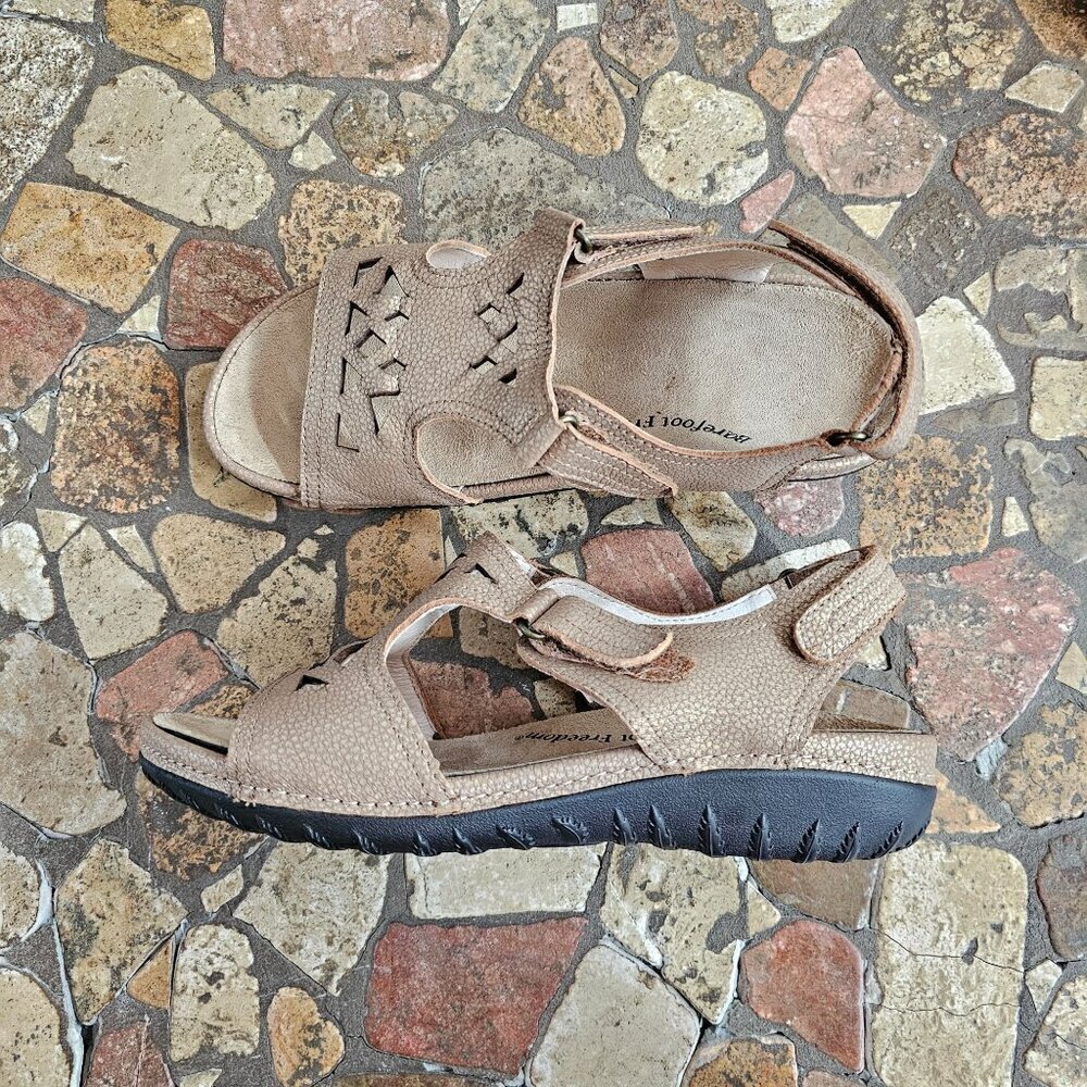 Barefoot Freedom Womens Embark Sandals, Brown, Size 9WW, Leather